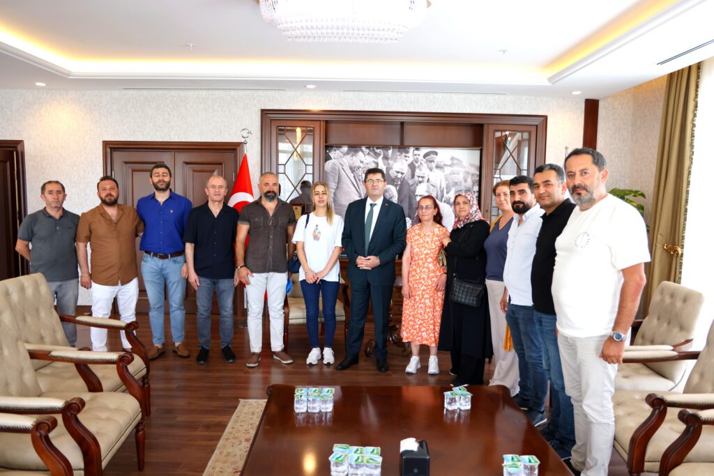 ÇEKMEKÖYÜN GERÇEK ESNAFLARI BAŞKAN ÇERKEZ’İ ZİYARET ETTİ.