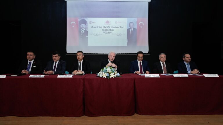 İstanbul Valisi Davut Gül Okul Aile Birliği Başkanları ile bir araya geldi