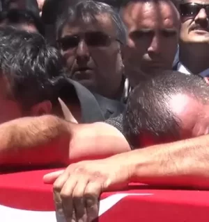 Pençe Kilit Bölgesi’nde şehit olan askerlerimiz için memleketlerinde tören | Yürekleri dağlayan anlar: Tabuta sarılıp gözyaşlarına boğuldular