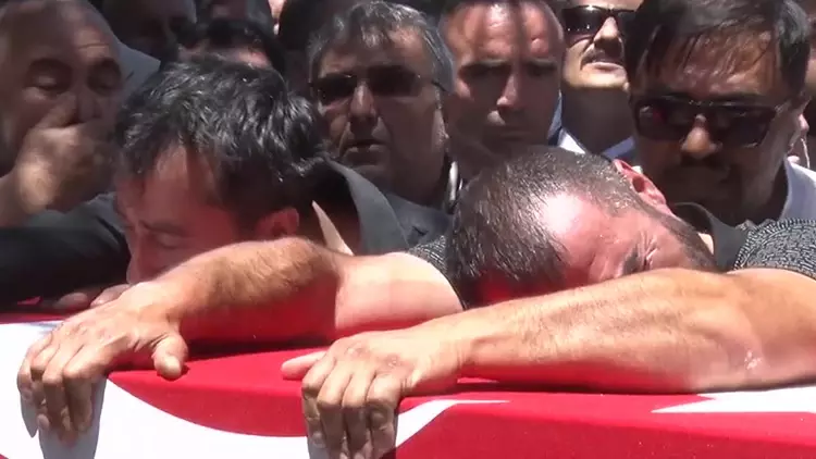 Pençe Kilit Bölgesi’nde şehit olan askerlerimiz için memleketlerinde tören | Yürekleri dağlayan anlar: Tabuta sarılıp gözyaşlarına boğuldular