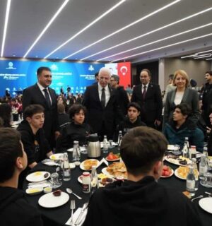 İstanbul Valisi  Davut Gül ve İl Millî Eğitim Müdürü Murat Mücahit Yentür Çocuklarla İftarda Buluştu