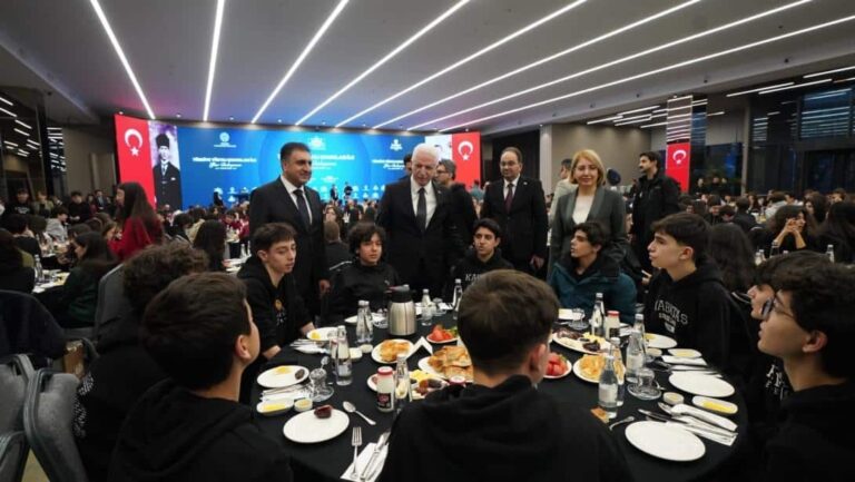 İstanbul Valisi  Davut Gül ve İl Millî Eğitim Müdürü Murat Mücahit Yentür Çocuklarla İftarda Buluştu